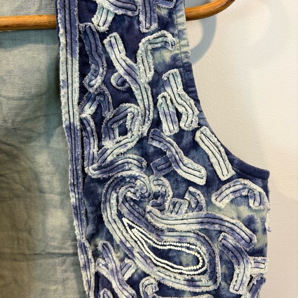 Chico’s Artsy Beaded Appliqué Acid Wash Denim Vest Size 2/Large - Picture 3 of 5